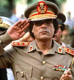 Der libysche Revolutionsführer Muammar el Gaddafi, salutierend in Uniform, am 04.12.1985 während seines Besuches im Senegal/Afrika. In Libyen steht am 1. September zum 30. Mal der Nationalfeiertag vor der Tür. dpa (zu dpa-Korr "30 Jahre Revolution in Libyen" vom 25.08.1999)